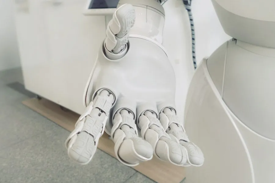 Main ouverte d’un robot humanoïde blanc, vue en gros plan